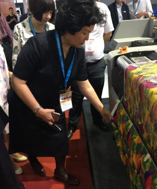 王巖鑌司長仔細了解漢弘集團產(chǎn)品